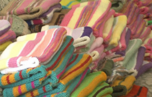 Mulher de 87 anos tricotou mais de mil casacos para pessoas carentes